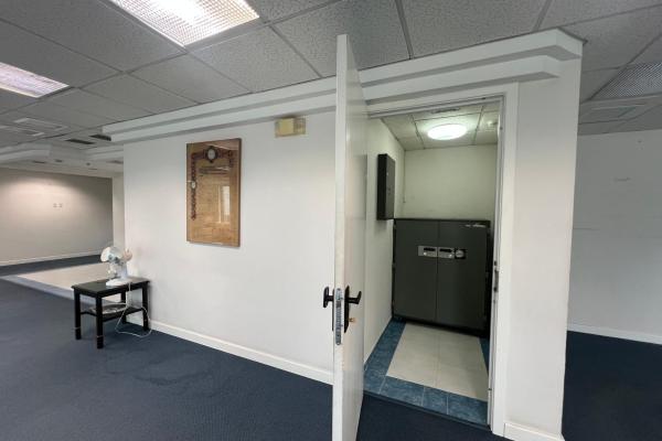 Commercial office for sale at the wtc in marbella.