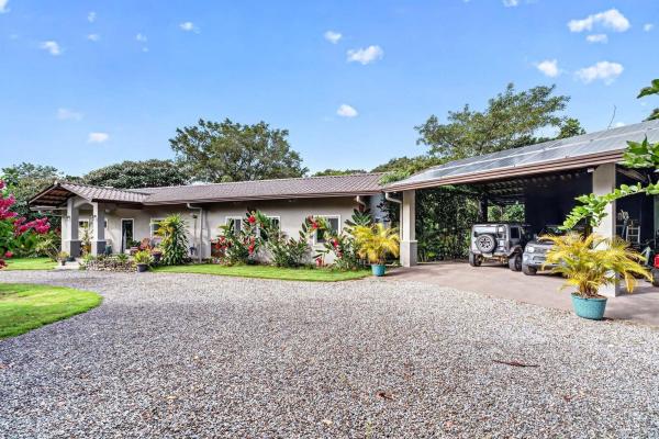 Finca ribereña con dos casas en 3,14 acres.