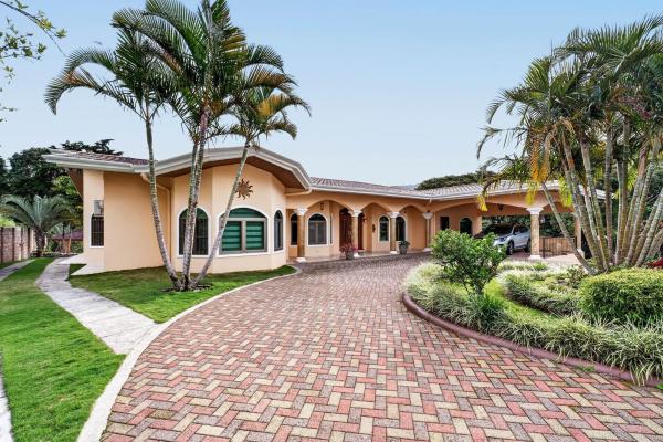Boquete area luxury home for sale in santa lucía,
