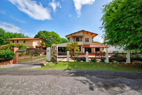Beachside villa in playa malibu