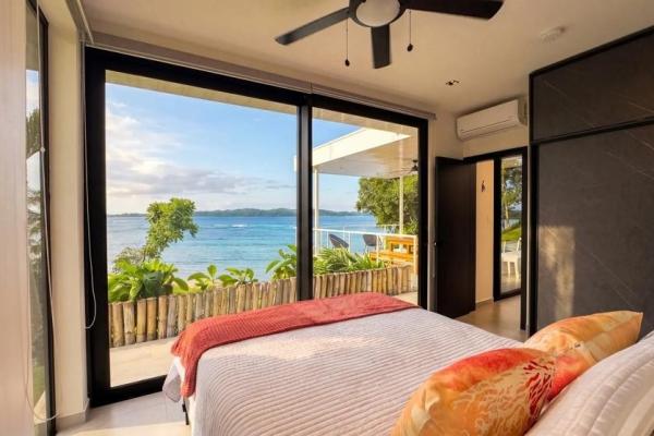Casa frente a la playa con casita y piscina en hermosa bay
