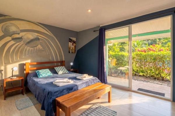 Propiedad con casa principal, 6 estudios y piscina