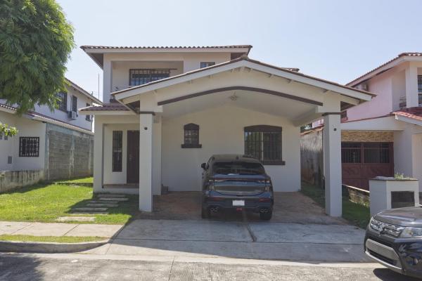 Casa de dos niveles en venta en ph spring hills costa verde la chorrera