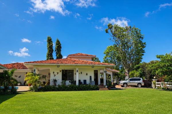 Casa de playa con piscina, jacuzzi y casa de huéspedes.