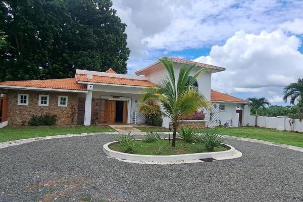 4 bedroom house with private pool and jacuzzi