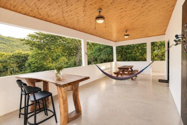 Turnkey ocean-view luxury villa in sea view hills