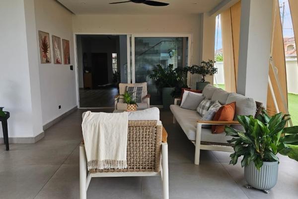 Venta casa unifamiliar de esquina remodelada costa sur