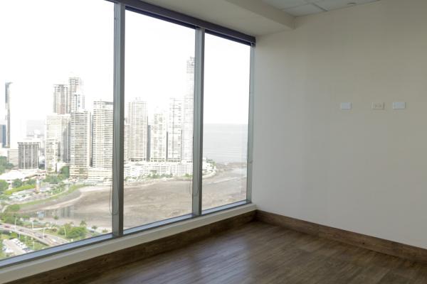 Alquiler oficina sin divisiones en torre bicsa, avenida balboa