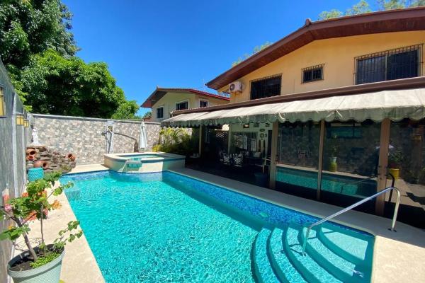 Family home with a pool and jacuzzi. just bring yo
