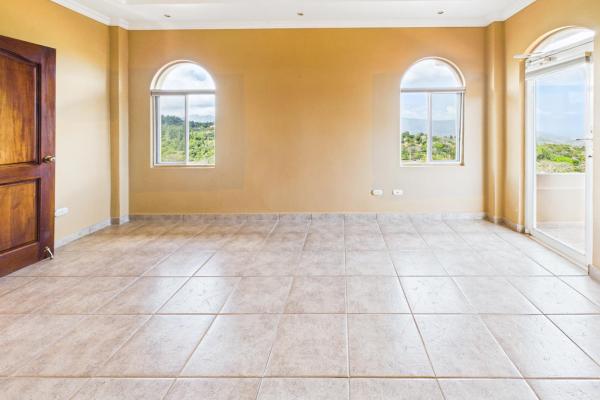 Casa con vistas a la montaña y al océano en venta en sora