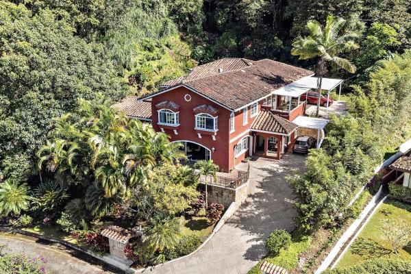 Elegante casa estilo colonial en valle escondido boquete