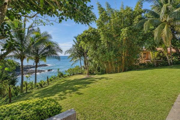 Oceanfront home with swimming pool in mata oscura