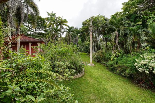 Finca residencial de 3,69 hectáreas con lagos, río y bosque.