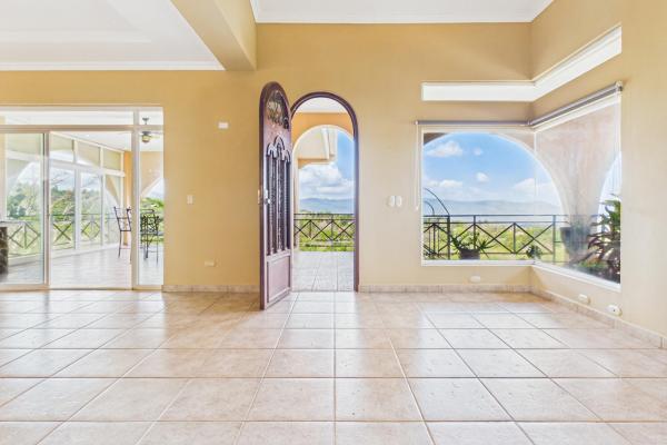 Casa con vistas a la montaña y al océano en venta en sora