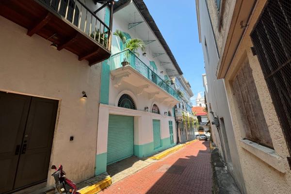 Edificio junto a hotel boutique en casco. (casa del baile)