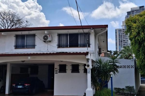 House in la loma with a large patio