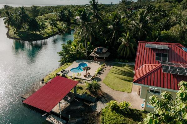 Hermosa villa frente al agua con muelle privado en sunset point, isla colón