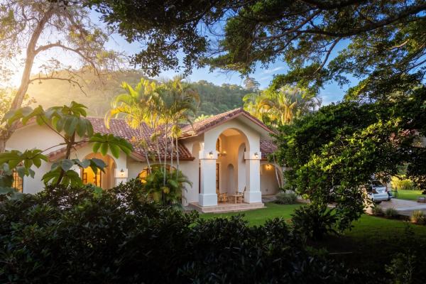 Two villas with 6 bedrooms and mountain views