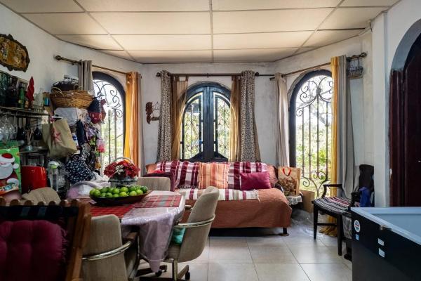 Highland home with 2 hectares in volcan