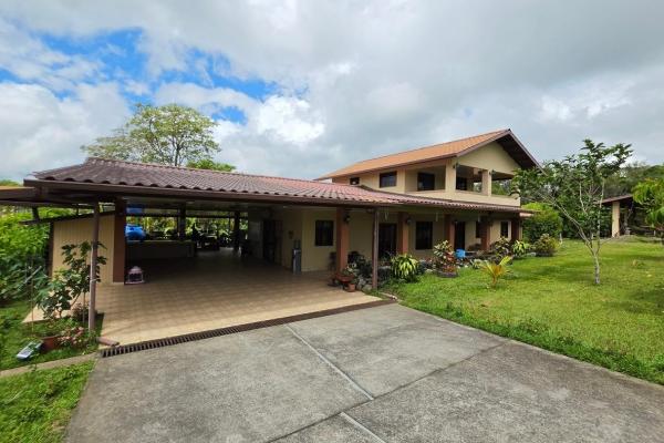 Casa familiar con jardines y taller en un terreno de 3486 m² en potrerillos