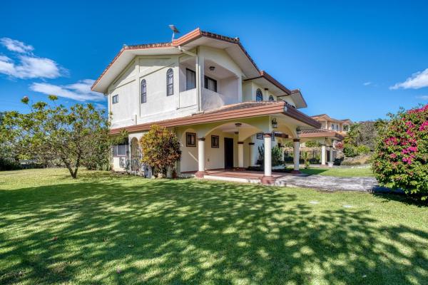 Stunning townhome in boquete canyon village
