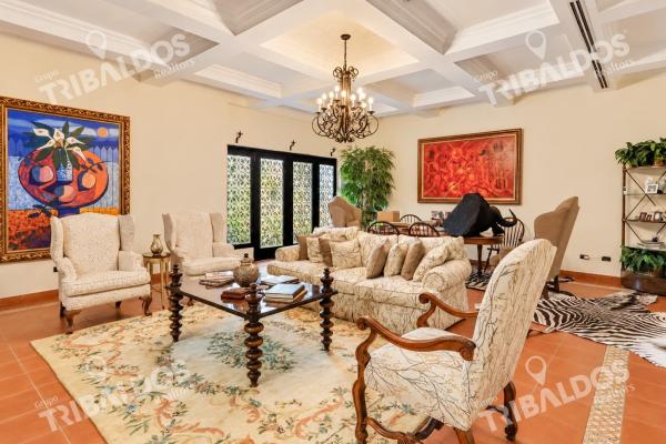 Venta de casa de 2 niveles en altos del golf