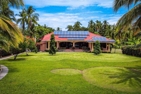 Casa junto a la playa con paneles solares en las lajas