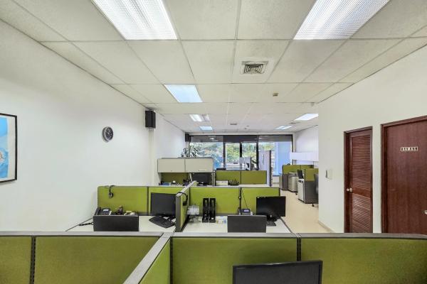 Commercial premises for sale in tumba muerto