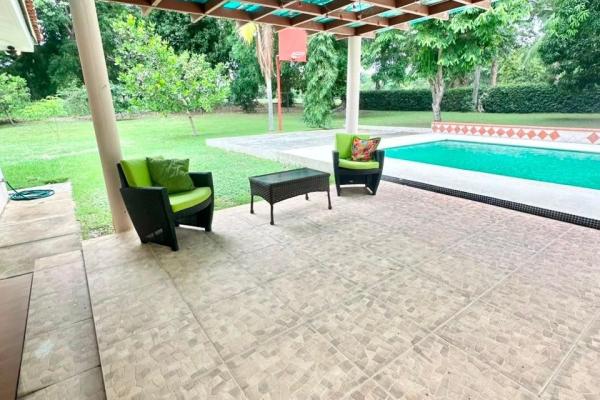 Se vende casa con amplio terreno en coronado, club del golf