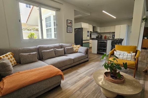 Venta casa unifamiliar de esquina remodelada costa sur