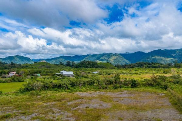 Terreno plano frente a la carretera en venta en volcán