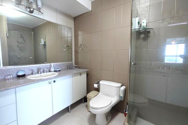 Apartamento con vista al mar y montañas