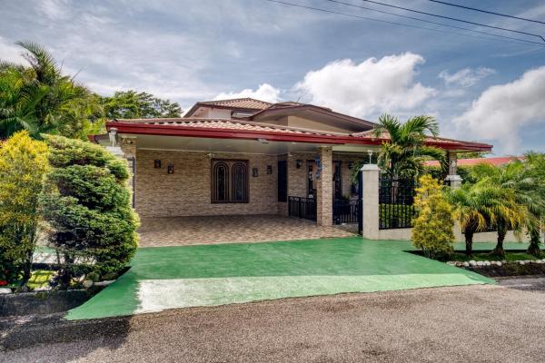 Beautifully maintained 3-bedroom home with guest s