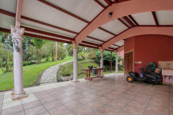 Finca residencial de 3,69 hectáreas con lagos, río y bosque.