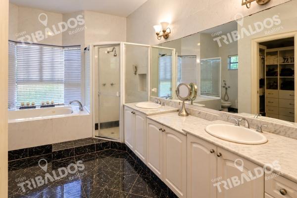 Sale of 2 houses in 1 in costa del este