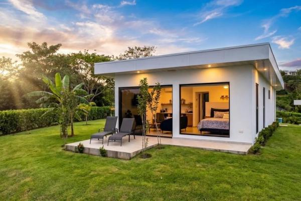 Casa frente a la playa con casita y piscina en hermosa bay