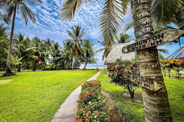 Casa junto a la playa con paneles solares en las lajas