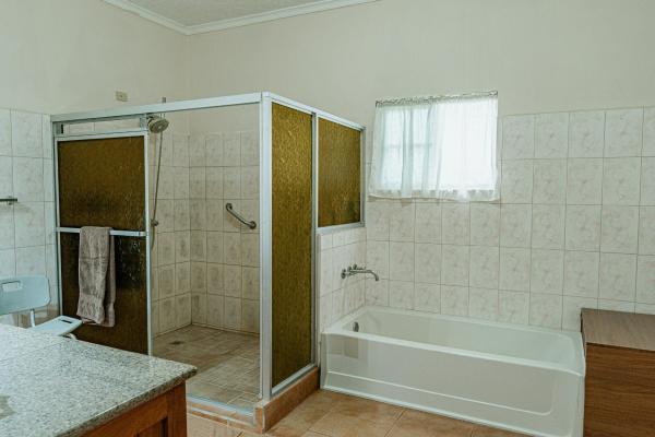La casa de tus sueños con un amplio terreno en boquerón