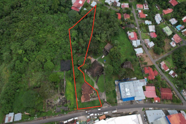Venta de casa dos niveles con terreno en la chorrera