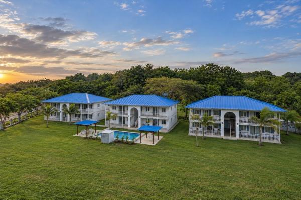 Complejo de apartamentos de 12 unidades en venta - pedasi, panamá