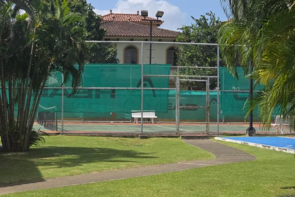 Vendo casa en exclusivo complejo el doral, costa sur