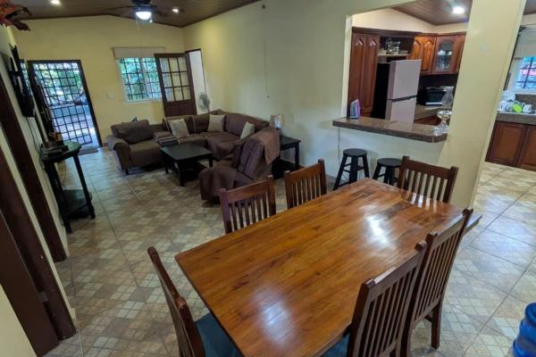 Se vende casa con casa de huéspedes y amplio terreno.