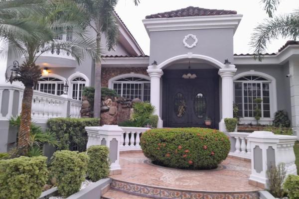 Majestuosa casa de 3 niveles en el club de golf de panamá.