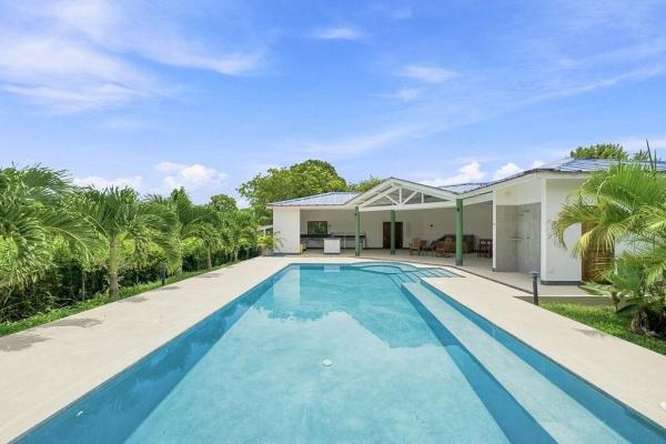 Casa con energía solar y casita cerca de pedasí