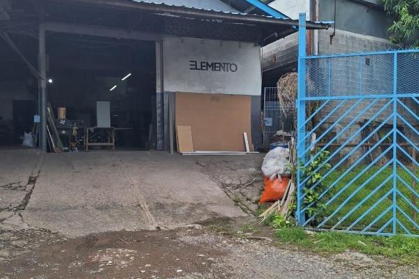 Galera de 225 mts2 con mezanine oficina y baño