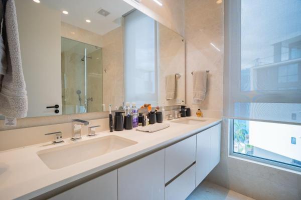 Se vende exclusivo apartamento de 3 habitaciones frente a la isla.