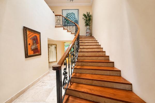 Duplex house for sale in altos del golf