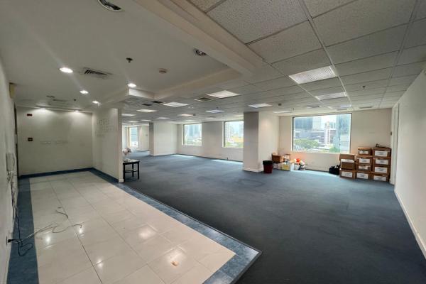 Commercial office for sale at the wtc in marbella.