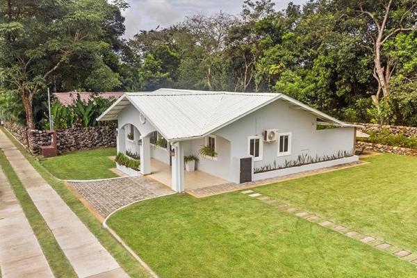 Casa con piscina de agua salada en dolega panamá