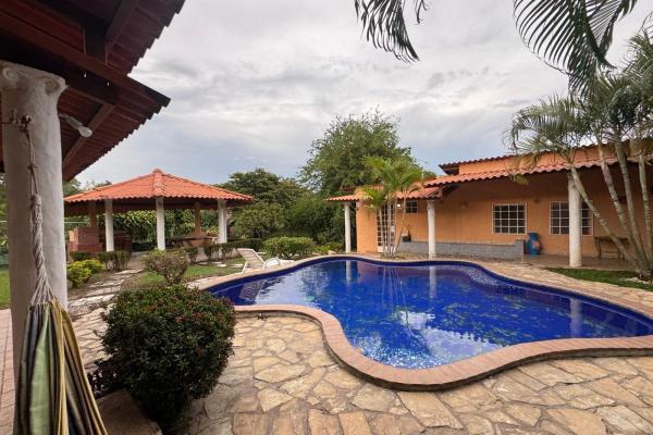 5-bedroom villa with pool in las lajas de chame